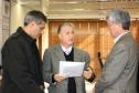 O presidente Jacson Carvalho Leite apresenta aos secretários José Richa Filho e Cassio Taniguchi os resultados positivos do balancete da Celepar