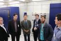 Carlos Eduardo Amaro (DIOPE), segundo da direita para esquerda, explica o funcionamento do Data Center Corporativo do Governo do Estado do Paraná à equipe do CIIE