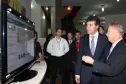 O presidente da Celepar, Jacson Carvalho Leite demonstra ao governador Beto Richa a forma como o boletim eletrônico será preenchido pelo cidadão