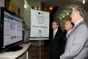 Os secretários da Segurança Pública, Reinaldo de Almeida César e da Fazenda, Luiz Carlos Hayli avaliam com o presidente Jacson Carvalho Leite os benefícios desta solução tecnológica à população paranaense
