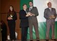 O presidente Jacson Carvalho Leite recebe o prêmio em nome da Celepar