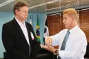 O secretário Mauro Mulhoz e o o presidente Jacson Carvalho Leite definem ações conjuntas nesta parceria entre a Secretaria do Controle Interno e a Celepar na apresentação de soluções voltadas à transparência da gestão pública estadual