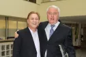 Diretor Presidente da Celepar, Jacson Carvalho Leite, contemplando o homenageado pelos seus 35 anos de serviços prestados à empresa, Eloir José Sbalqueiro.