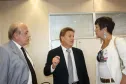O presidente Carlos Gloger e a diretora dministrativa financeira, Cristina Stephanes, avaliam com o presidente Jacson Carvalho Leite, a aplicação de soluções de TIC na Agência Paraná de Desenvolvimento.