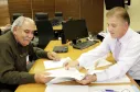 O prefeito Luiz Fernando de Masi recebe do presidente da Celepar, Jacson Carvalho Leite o SMV