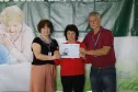 O diretor administrativo-financeiro da Celepar, Lucio Alberto Hansel é um grande incentivador da instalação da biblioteca na Associação Vida Nova. Na foto:
Claudia Vassão, Luiz Carlos Fracaro, Simone, Lucio, Sonia, Isis de Fatima Biscaia e Maria José Resmer 