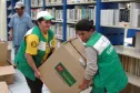 Simone Renata Lisboa e Sonia Alves ajudam a transportar os livros para o caminhão