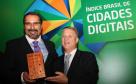 Renato Rodrigues e Jacson Carvalho Leite na premiação do Índice Brasil de Cidades Digitais