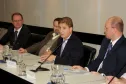 O presidente Jacson Carvalho Leite apresenta a Sala de Situação do ICI ao diretor geral da SETI, Sérgio de Jesus Vieira (esquerda), ao lado do gerente de desenvolvimento de soluções da Celepar, Elcio Jorge Marcowcz e do diretor técnico do ICI, Fabrício Zanini (direita)