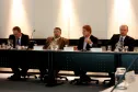 O presidente Jacson Carvalho Leite apresenta a Sala de Situação do ICI ao diretor geral da SETI, Sérgio de Jesus Vieira (esquerda), ao lado do gerente de desenvolvimento de soluções da Celepar, Elcio Jorge Marcowcz e do diretor técnico do ICI, Fabrício Zanini (direita)