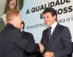 O governador Beto Richa, comprimenta o presidente da Celepar, Jacson Carvalho Leite, pelas soluções de modernização que a companhia desenvolve para a área da educação no Estado.