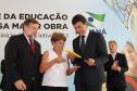 Lúcia Aparecida Cortes Matos, chefe do Núcleo Regional de Educação de Londrina, ao lado do governador Beto Richa, e vice Flávio Arns.