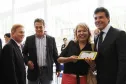 Ao lado do 1º secretário sa Assembléia Legislativa do Paraná, deputado Plauto Miró, o presidente Jacson Carvalho Leite observa a entrega de um tablet feita pelo governador Beto Richa, a uma professora da rede estadual do ensino.
