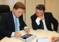 O presidente da Celepar, Jacson Carvalho Leite e o diretor do IIPR,  Newton Tadeu Rocha avaliam a implantação de novos sistemas voltados à melhoria do atendimento ao cidadão, entre eles o SMS