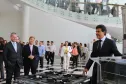 Governador Beto Richa ao lado dos equipamentos distribuídos para escolas da rede estadual.