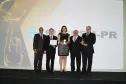 Luiz Carlos Nunes, diretor jurídico da Celepar; Jacson Leite, Maria Tereza Uille Gomes, Lincoln Paulo Martins Moreira e o diretor administrativo-financeiro da Celepar, Lucio Alberto Hansel, na cerimônia de premiação