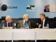 O presidente da Fecomércio, Darci Piana (centro) e o presidente da Celepar, Jacson Carvalho Leite (dir.) avaliam soluções de TI do Governo do Estado