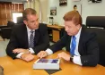 O secretário Evandro Rogério Roman e o presidente Jacson Carvalho Leite  avaliaram soluções de TIC para serem implantadas na área do esporte no Paraná