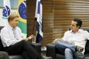 O presidente da Celepar, Jacson Carvalho Leite em reunião com Guilherme Costa, prefeito de Tomazina e presidente da Amunorpi