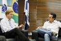 O presidente da Celepar, Jacson Carvalho Leite em reunião com Guilherme Costa, prefeito de Tomazina e presidente da Amunorpi