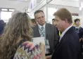 O presidente Jacson Carvalho Leite concede entrevista à imprensa no estande da Celepar