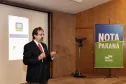 O secretário da fazenda, Mauro Ricardo, acompanhado pleo secretário de comunicação, Márcio Villela e demais autoridades, entrega prêmio do programa Nota Paraná.Curitiba, 17/02/2017Foto: Júlio César Souza / SEFA