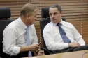O presidente da Celepar, Jacson Carvalho Leite e o delegado geral da Polícia Civil, Marcus Vinicius da Costa Michelotto avaliam soluções de tecnologia da informação e inteligência para a área de segurança no Estado