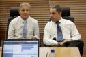 O presidente da Celepar, Jacson Carvalho Leite e o delegado geral da Polícia Civil, Marcus Vinicius da Costa Michelotto avaliam soluções de tecnologia da informação e inteligência para a área de segurança no Estado