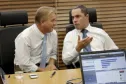 O presidente da Celepar, Jacson Carvalho Leite e o delegado geral da Polícia Civil, Marcus Vinicius da Costa Michelotto avaliam soluções de tecnologia da informação e inteligência para a área de segurança no Estado