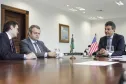 Governador Beto Richa durante audiência com o reitor da Escola de Políticas Públicas da Universidade de Chicago, prof. Daniel Diermeier, acompanhado pelo secretário do Desenvolvimento Urbano, Ratinho Junior e do deputado estadual Guto Silva. Curitiba, 30/11/2015. Foto: Pedro Ribas/ANPr