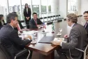 Governador Beto Richa durante audiência com o reitor da Escola de Políticas Públicas da Universidade de Chicago, prof. Daniel Diermeier, acompanhado pelo secretário do Desenvolvimento Urbano, Ratinho Junior e do deputado estadual Guto Silva. Curitiba, 30/11/2015. Foto: Pedro Ribas/ANPr