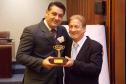 O presidente Jacson Carvalho Leite entrega o prêmio ao vice-prefeito pastor Dão Cortez, que representou o prefeito Luiz Carlos Gibson