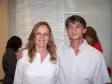 A funcionária da Fundação CELEPAR, Eliane Lago Carvalho, comemorando seus 20 anos de dedicação aos associados, ao seu lado o presidente da FUNCEL, Newton Issao Hiromori
