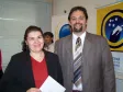 A funcionária da Fundação CELEPAR, Márcia Richter Franquito, comemorando seus 20 anos de dedicação aos associados da FUNCEL, ao seu lado o diretor de desenvolvimento, Henrique Salatino Miorelli 