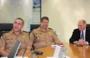 ten cel Loemir Mattos de Souza ,cel Emerson Clayton Mendes e o diretor administrativo-financeiro da Celepar, Lucio Alberto Hansel