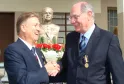 Jacson e Lucio cumprimentam-se diante do busto do coronel Joaquim Antonio de Moraes Sarmento
