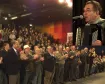 O público aplaudindo a apresentação de Ivan Graciano (filho) e Juliana Graciano (neta) da dupla caipira Nhô Belarmino e Inhá Gabriela, na Escola de Governo (23/10/2007