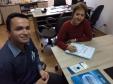 Reitora em exercício, Professora Doutora Neusa Altoé (dir), recebeu do Supervisor Regional da Celepar em Maringá, Rodolfo Zanardi Loiola, o contrato de prestação de serviços de TIC