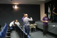 No aniversário da Celepar, empregados participam de ação com games e realidade virtual e doam caixas de leite para associação