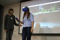 No aniversário da Celepar, empregados participam de ação com games e realidade virtual e doam caixas de leite para associação