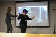 No aniversário da Celepar, empregados participam de ação com games e realidade virtual e doam caixas de leite para associação