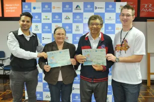 Celepar entrega certificados de conclusão de curso em Cascavel