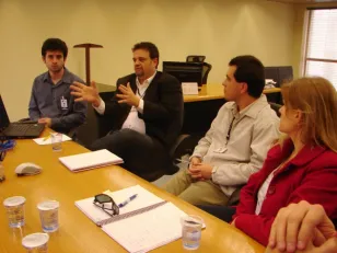 Empregados da Celepar mostraram o sistema para o secretário de Recursos Humanos de Belo Horizonte, Gleison Souza e a gerente de projetos especiais da Secretaria de Recursos Humanos, Daniele Alvarenga