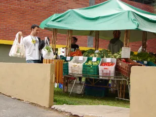Os empregados aproveitaram e saíram da feira com muitos produtos