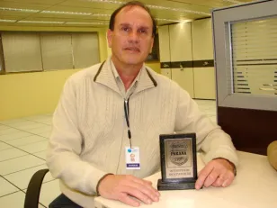 Na foto, o analista da Celepar, Ricardo Costa Guiraud (DIDES-A2) e a placa que ganhou do Instituto de Identificação