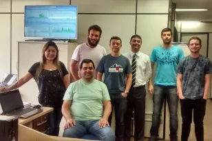 Equipe da Celepar: da esquerda para direita, Márcia Satomi, Maickon Chabatura, Adilson Flausino, dr. Eduardo Castella, Marshal Colli, Caio Carvalho e Julio Taborda (sentado)