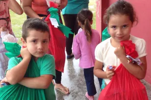 Celeparianos alegram o natal de crianças de Piraquara