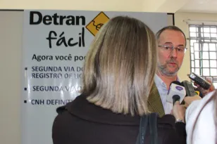 O diretor-geral do Detran-PR, Marcos Traad, no lançamento do sistema desenvolvido pela Celepar que permite fazer documentos pela internet
