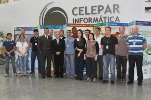 A equipe de desenvolvimento, acompanhados do presidente da Celepar, Jacson Carvalho Leite, do Diretor de Desenvolvimento, José Juracy Macedo e do procurador do Estado, Luiz Fernando Baldi, responsável pela implantação do sistema na PGE.