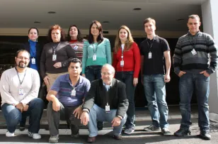 Na frente a partir da esquerda: Felipe Augusto Luz, Claudinei Aparecido Nunes e Walmour Cornelio dos Santos. Atrás: Lucia Helena Cobbo de Lara, Vera Lucia de Meira, Eli Margarete inter,  Izabel Cristina Camargo Germann, Gina Cortes Dias Moraes de Almeida, Walter Ribas Junior e Marcio Gomes Muller 